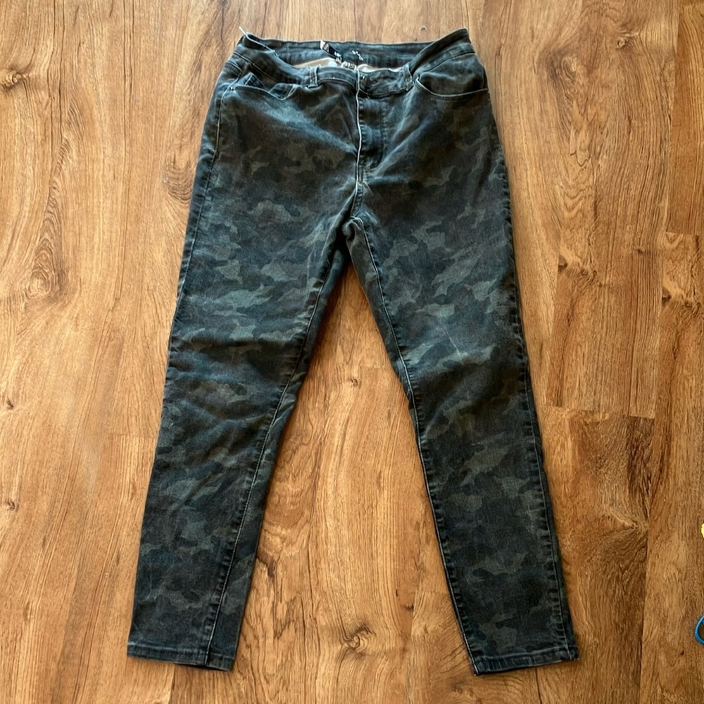 Women’s Dex Camouflage Jeans size 31 stretchy grey